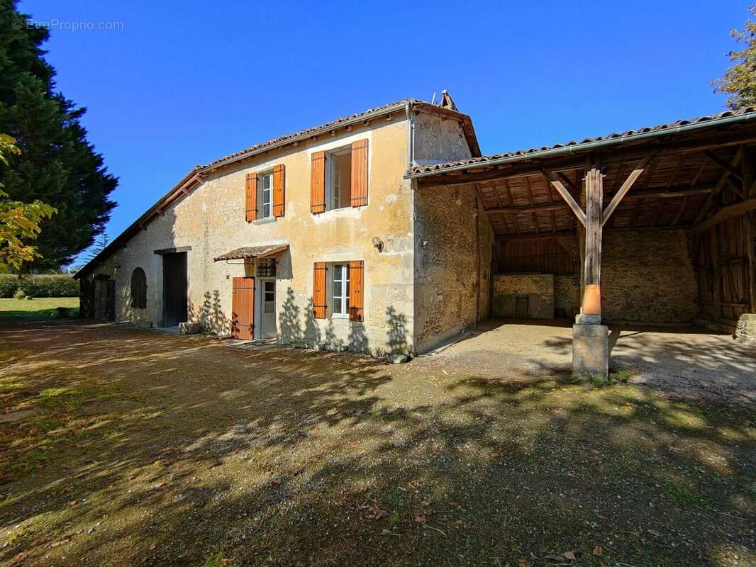 Maison à SAINT-MORILLON