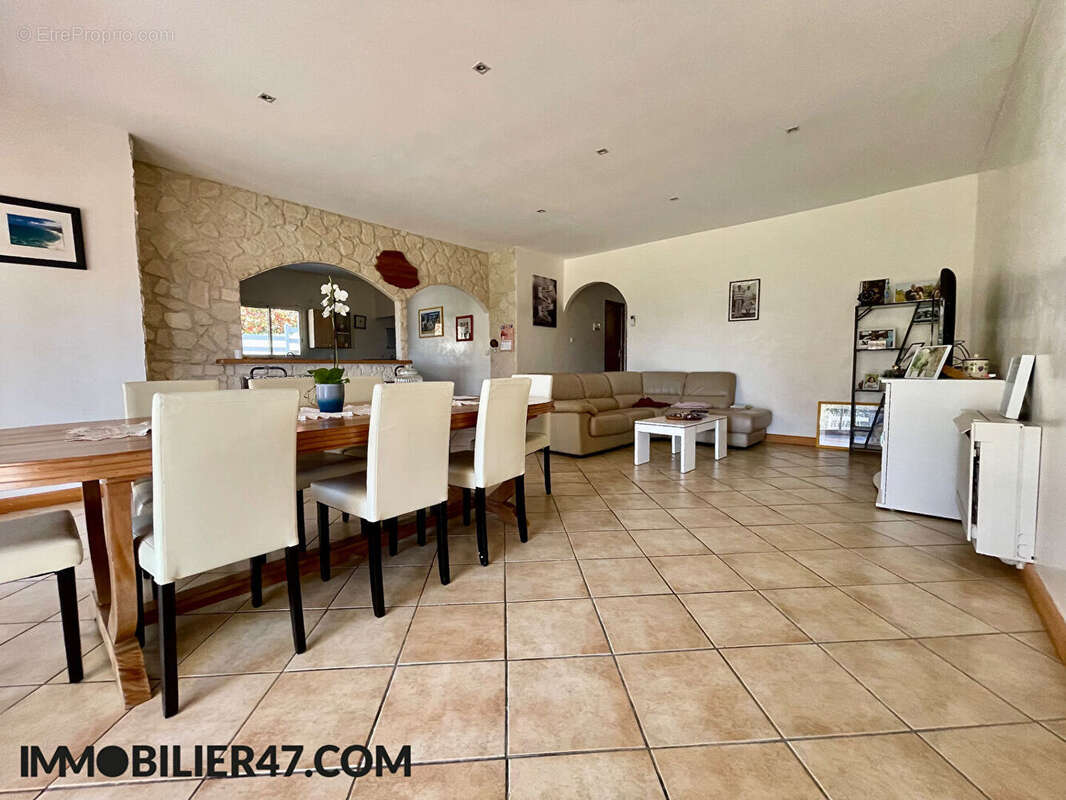 Maison à SAINT-HILAIRE-DE-LUSIGNAN