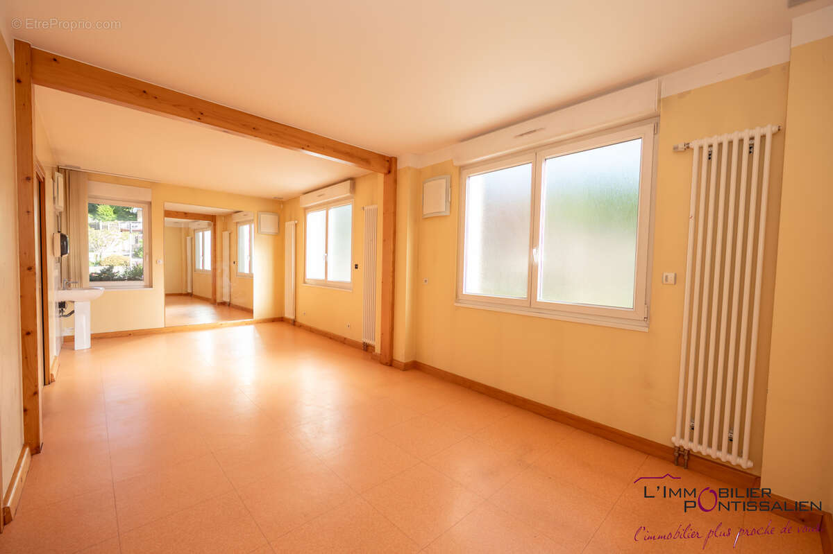 Oye et pallet : local ou appartement en rdc - photo 2