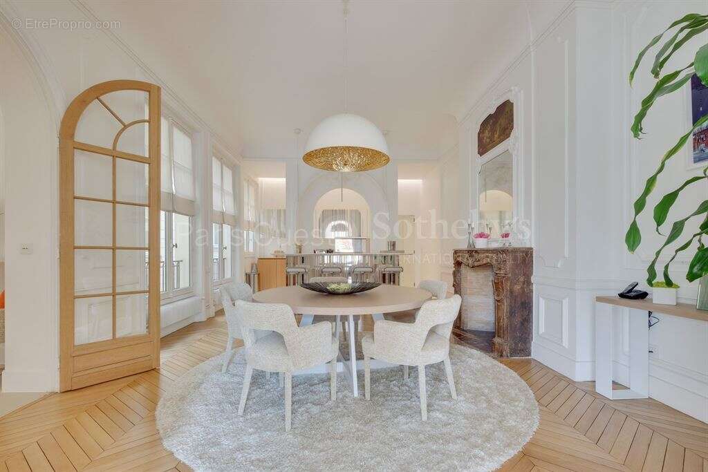 Appartement à PARIS-16E