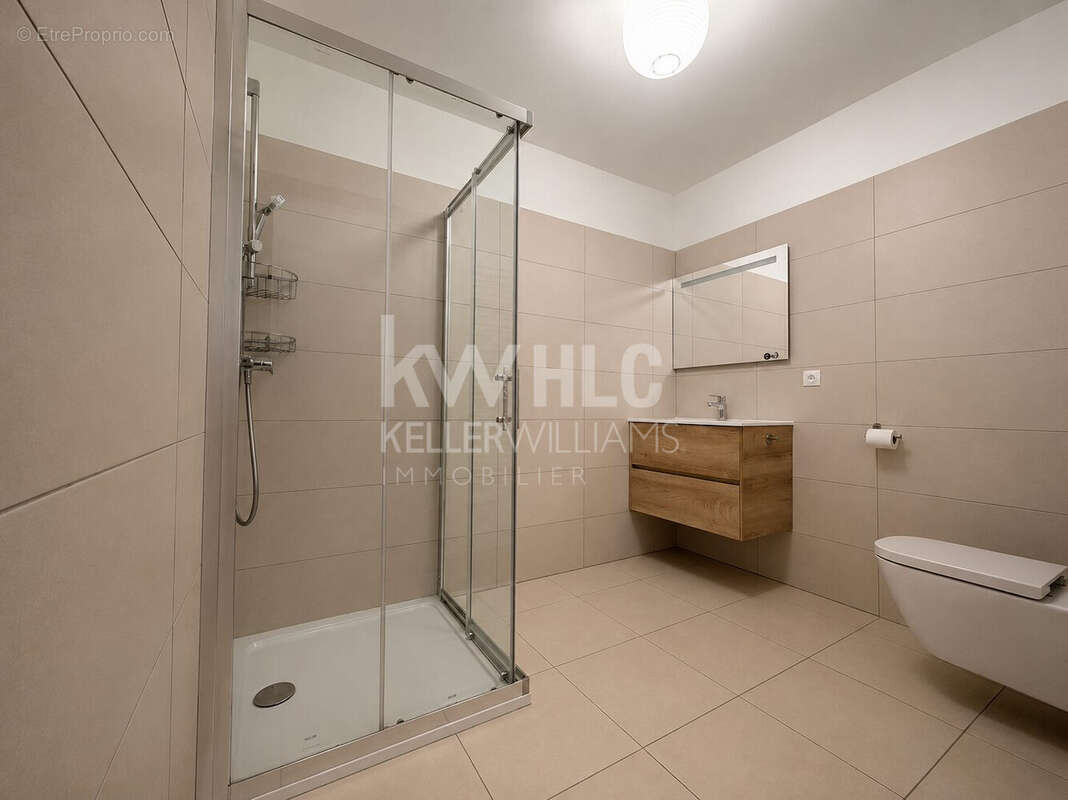 Belle salle d'eau avec toilettes suspendus et sèche serviettes électrique - Appartement à PORTO-VECCHIO