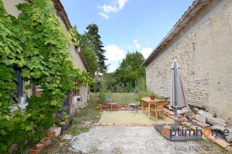  Charmante maison en pierre avec dépendance à rénover – Cœur de Saint-Laurent-de-Céris (Charente)  - photo 25