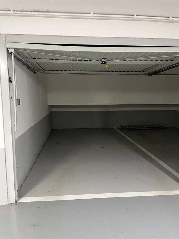 Parking à PARIS-16E