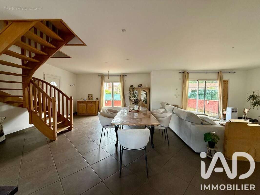 Maison 160 m² à Saint-Marcellin-En-Forez  - photo 4