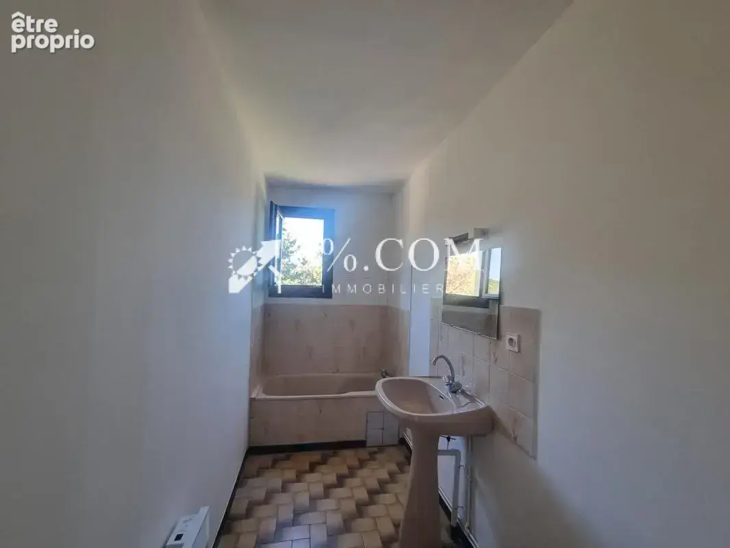 Appartement 2 pieces a rafraichir dans petite copro au centr - photo 4