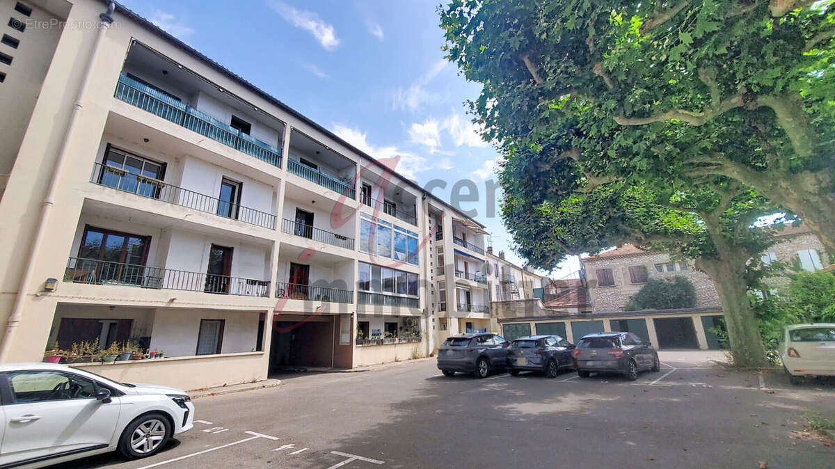 Chateaurenard : Appartement de 3 chambres avec triple balcons et parking privé - photo 18