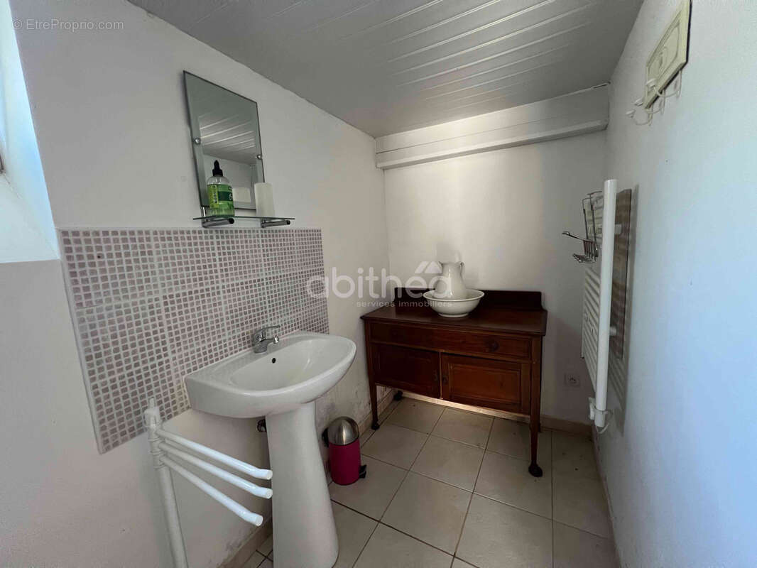 Unique house with outbuildings and large grounds   Chassiecq (16350) - photo 11