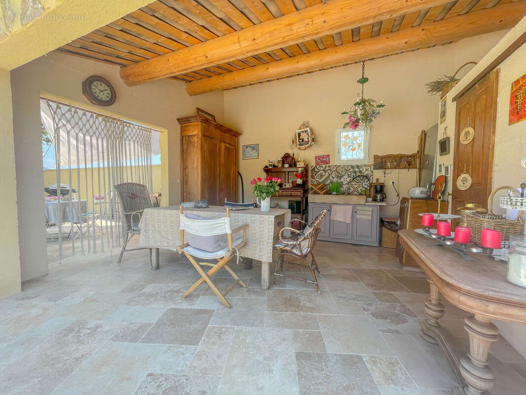 Maison à SAINT-PANTALEON-LES-VIGNES