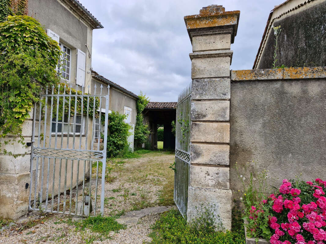 Maison à LAMOTHE-MONTRAVEL