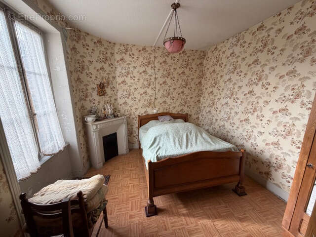 Maison à MARINGUES