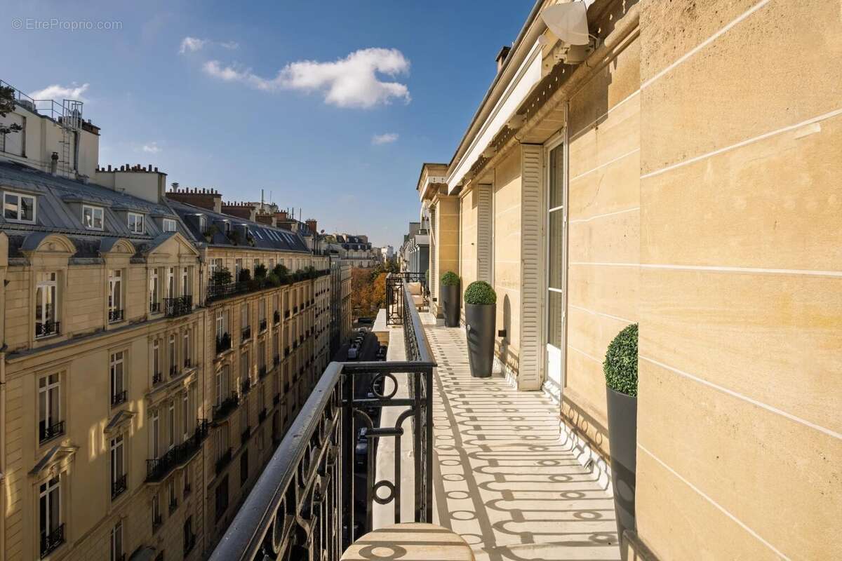 Appartement à PARIS-8E