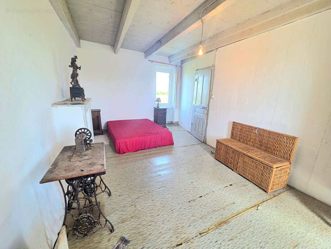 Corps de ferme en pierres avec une vue campagne sur son terrain de près de 2 400m² - photo 4