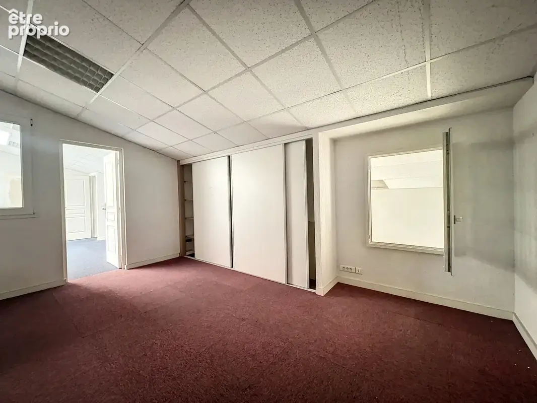 Roquebrune sur Argens En zone artisanale et commerciale, avec double visibilié, 1424 m2 sur deux niveaux : - photo 10