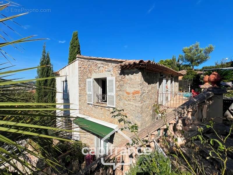 Maison à vendre 6 pièces HYERES (83) - Charme de l'ancien - 4 chambres - 200m2 habitables - Piscine - possibilité 2 appartements - photo 32