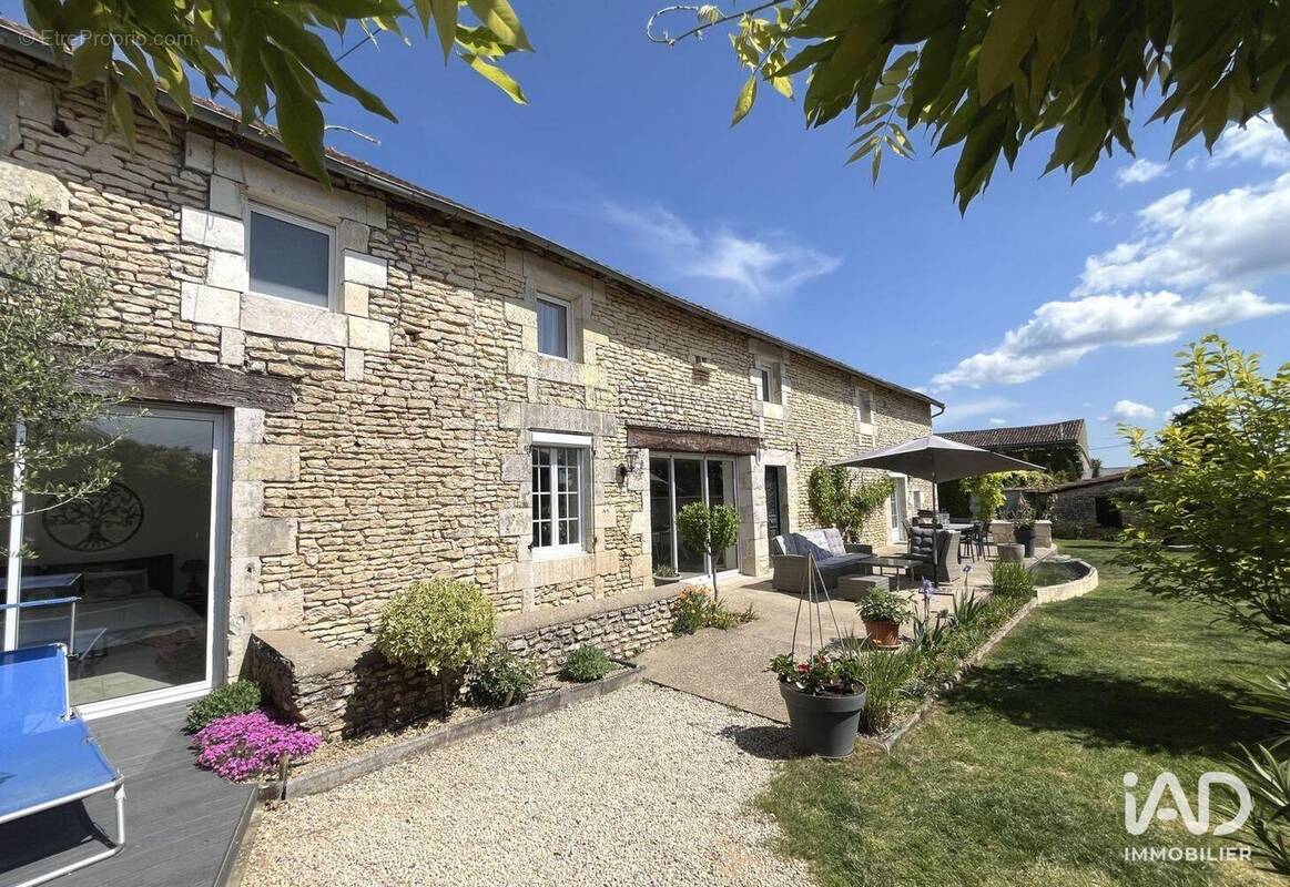 Photo 1 - Maison à VOUILLE