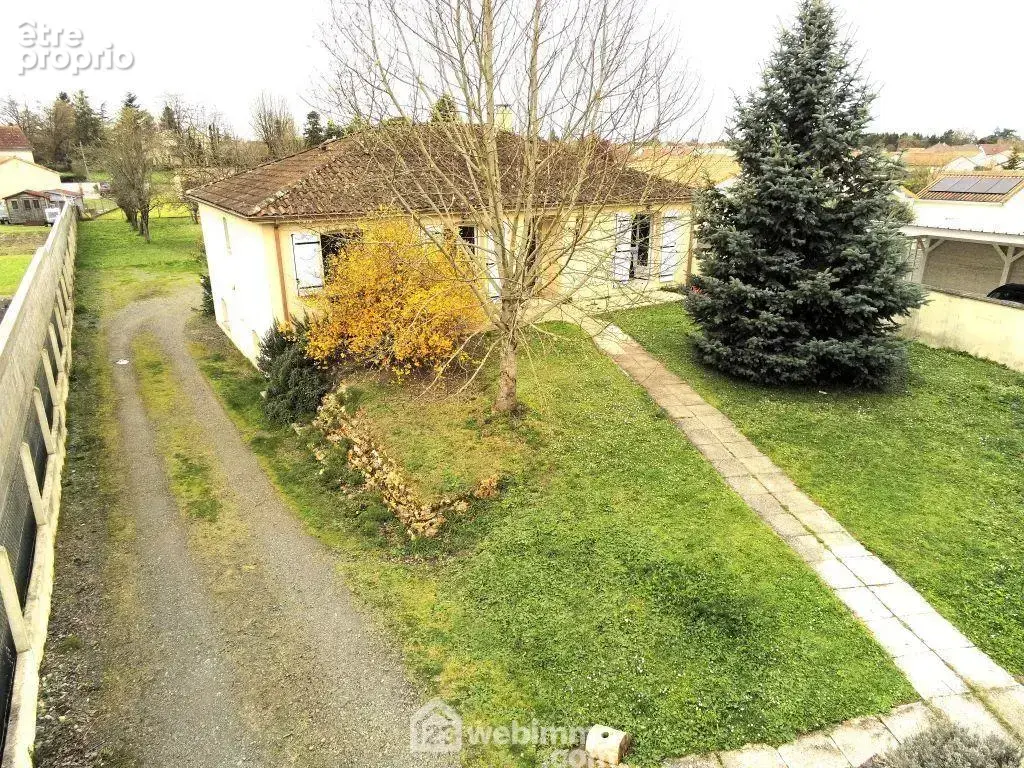 Maison avec vie de plain-pied, sur sous-sol complet semi-enterré.