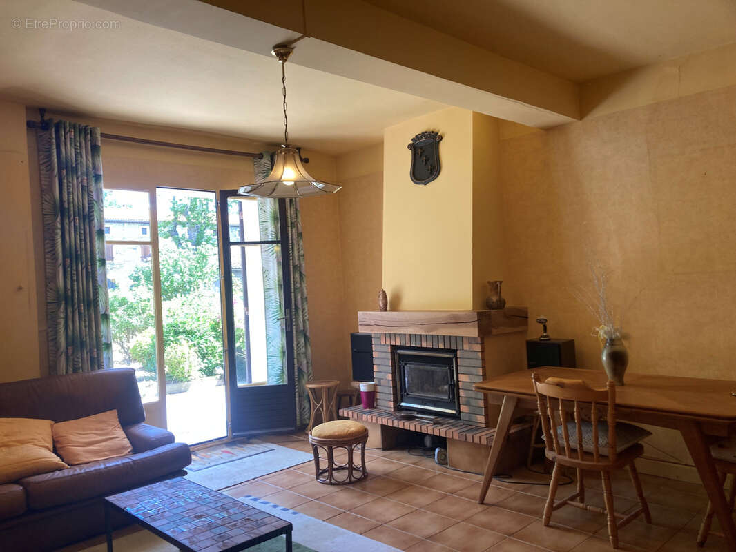 dans village vivant, charmante maison en bon état avec jardin, atelier, et garage. - photo 3
