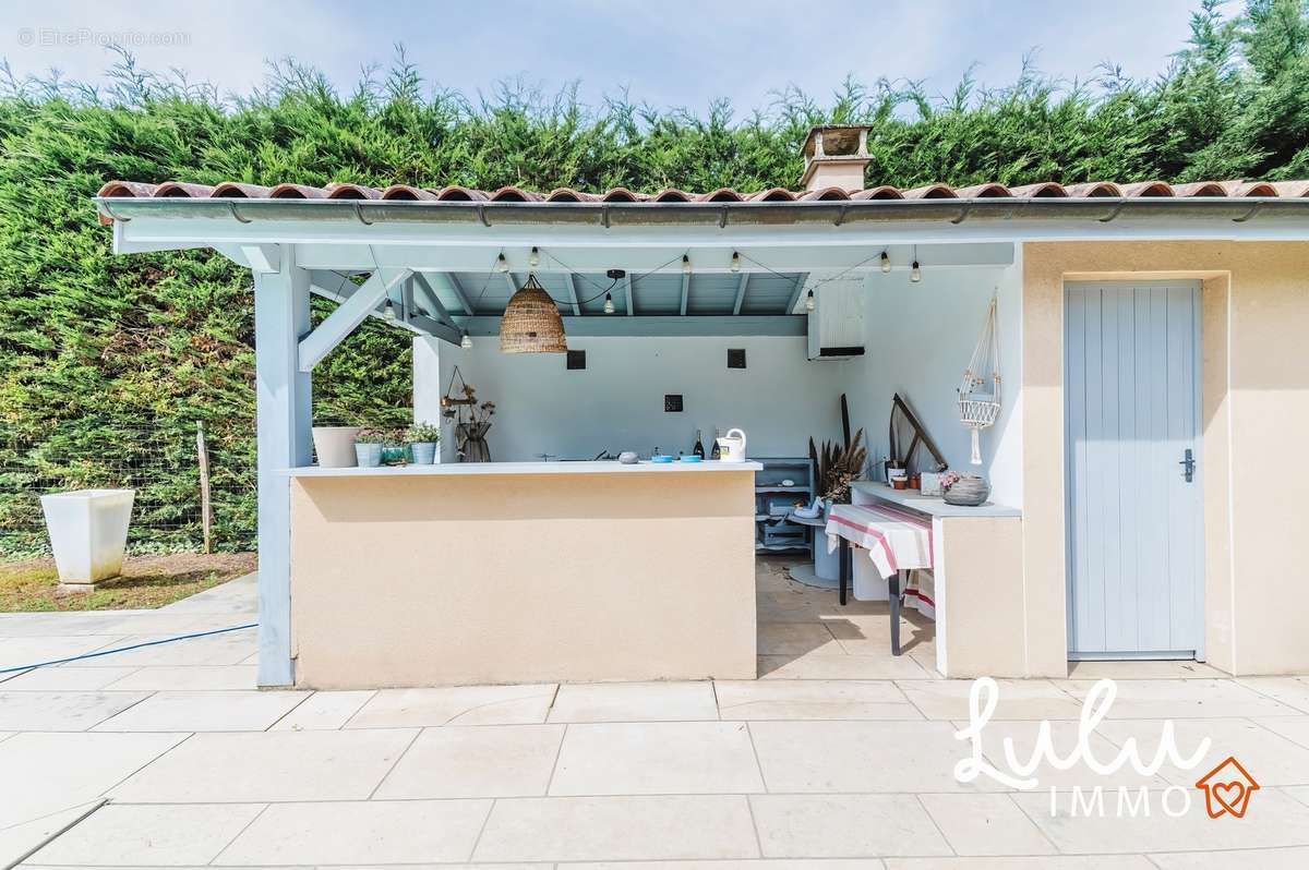 Ecully - Maison de 312 m2 habitable avec piscine, garage et cave - photo 4