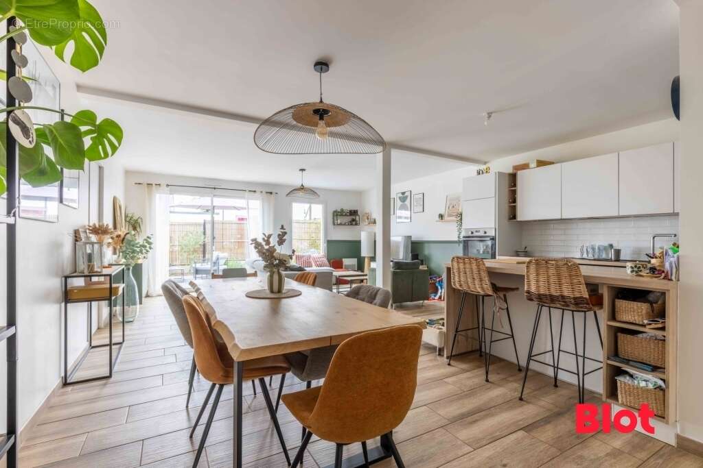 Maison 130 m² à Montreuil-Le-Gast  - photo 3