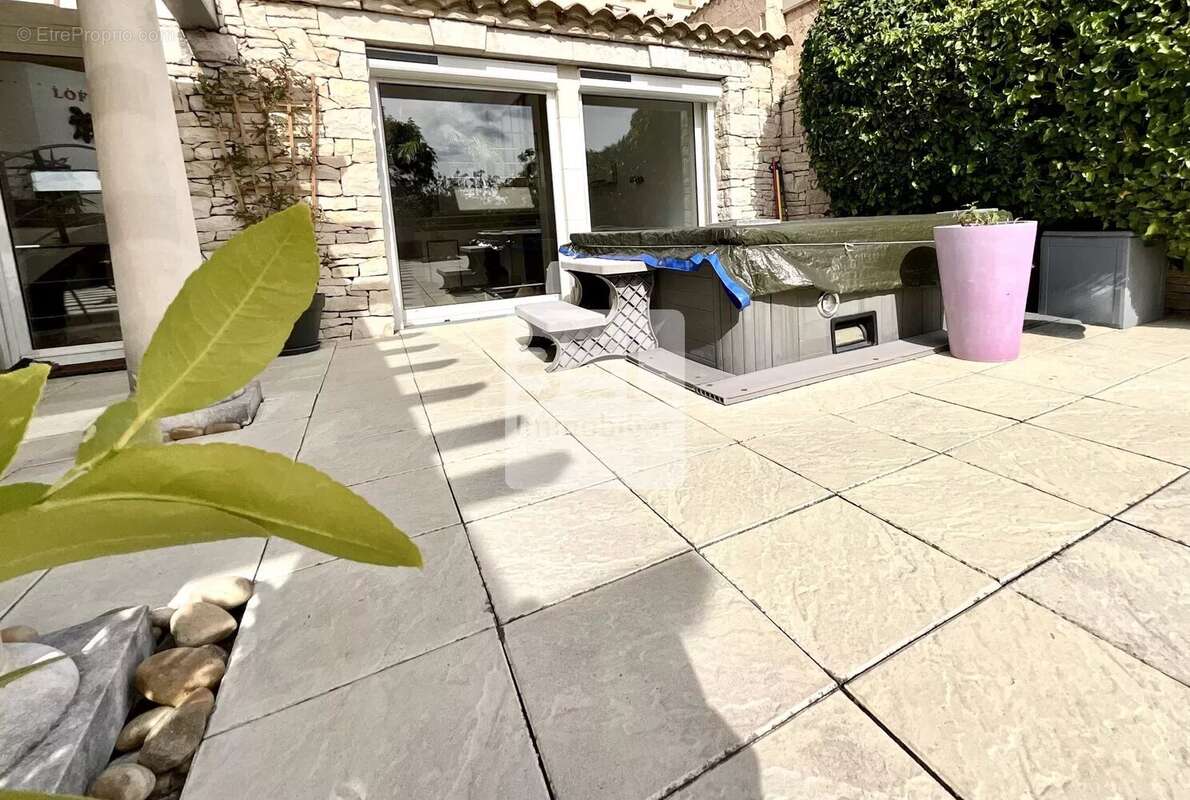 Maison à LAUDUN-L&#039;ARDOISE