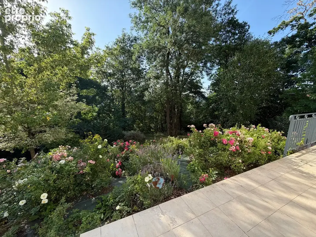 Très belle maison nichée dans la verdure, tout proche du centre. - photo 8