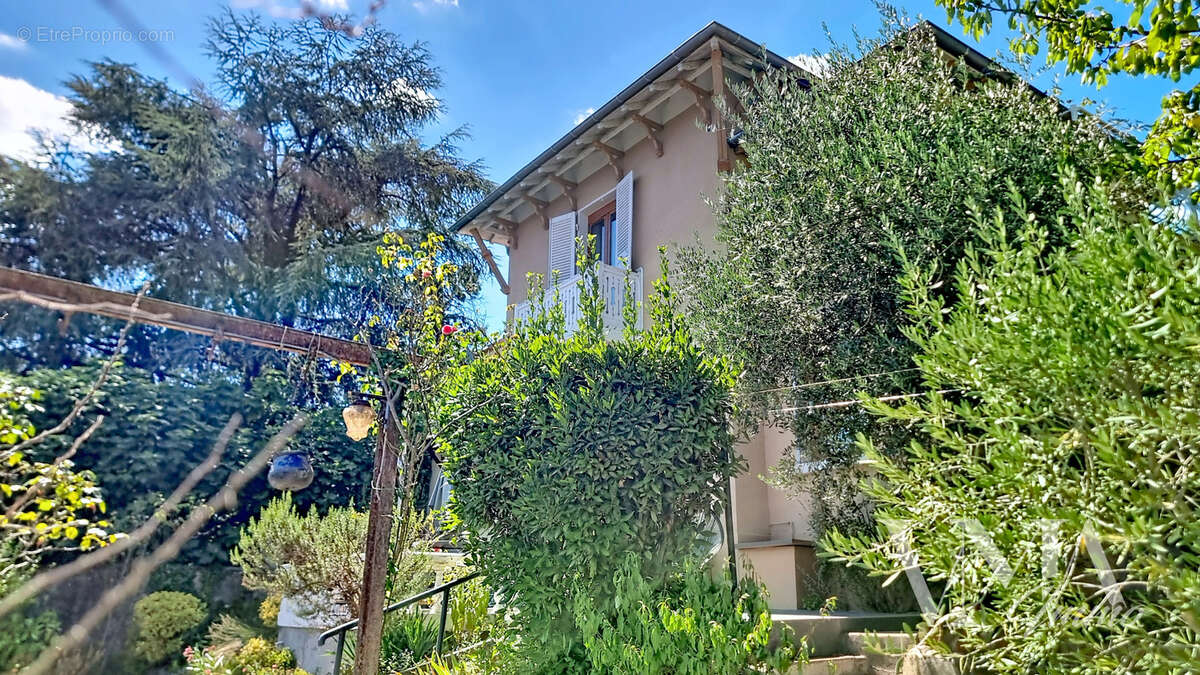Écully   maison atypique dans un écrin de verdure - photo 16
