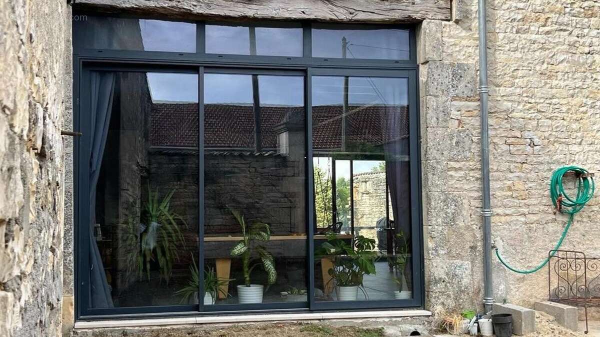 Maison 181 m² à Puyreaux  - photo 4