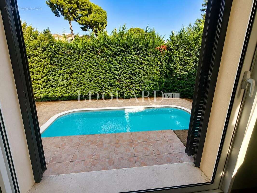 Villa indépendante à vendre, en excellent état avec piscine, jardin plat et vaste parking extérieur - photo 2