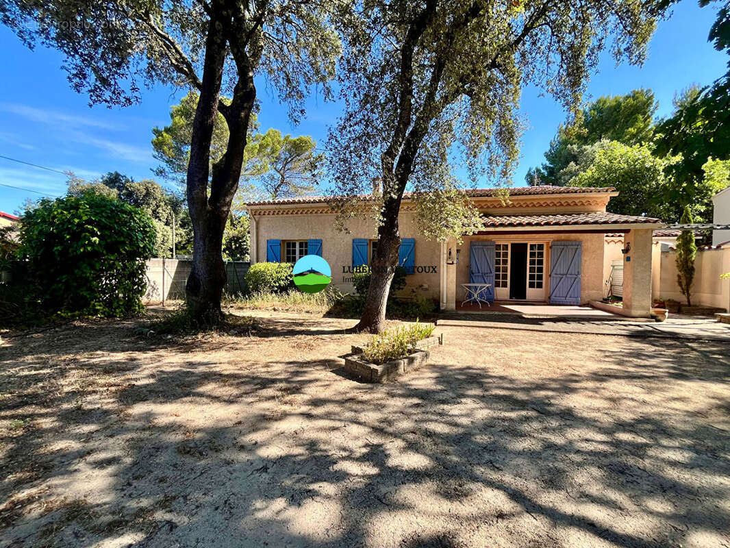 VILLA SAINT DIDIER 182 m² sur 1382 m² de terrain clos et arboré avec piscine - photo 3