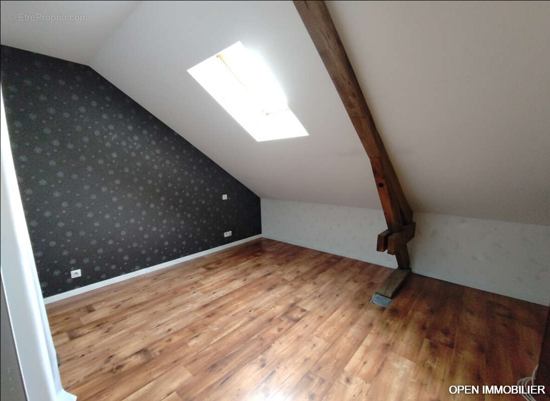 Maison 176 m² à Saint-Laurent-Sur-Gorre  - photo 9