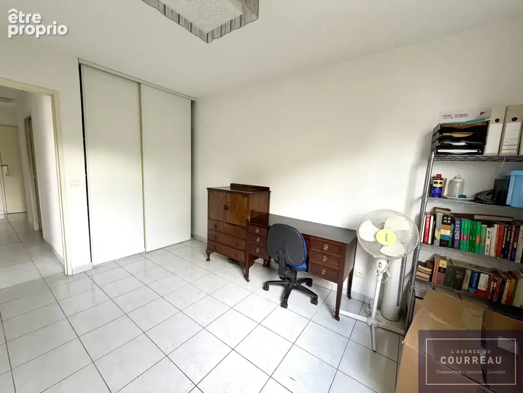 Quartier la martelle, appartement T3 , terrasse et parking , - photo 12