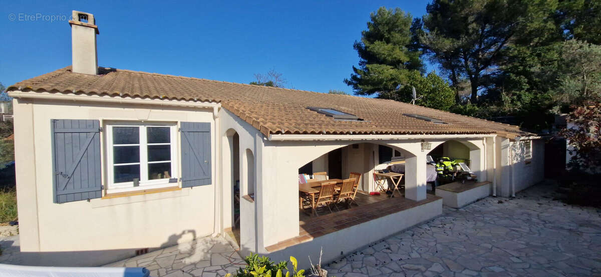 Maison à SAINT-MITRE-LES-REMPARTS