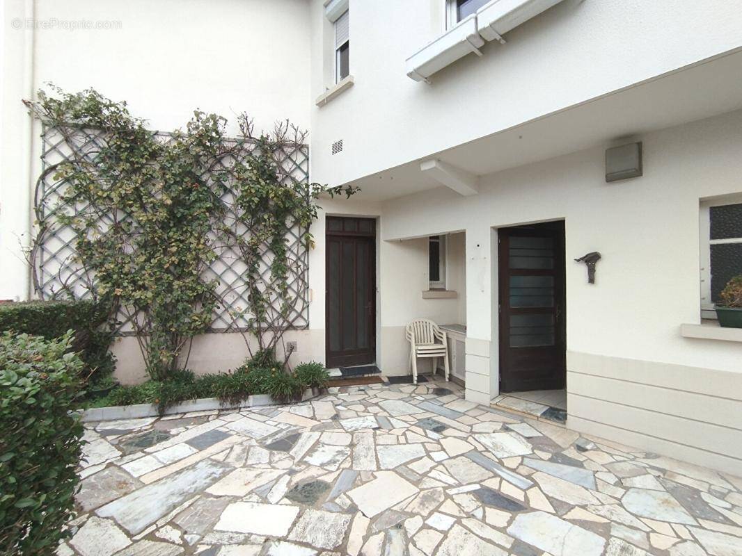 Maison à LA CHAPELLE-BASSE-MER