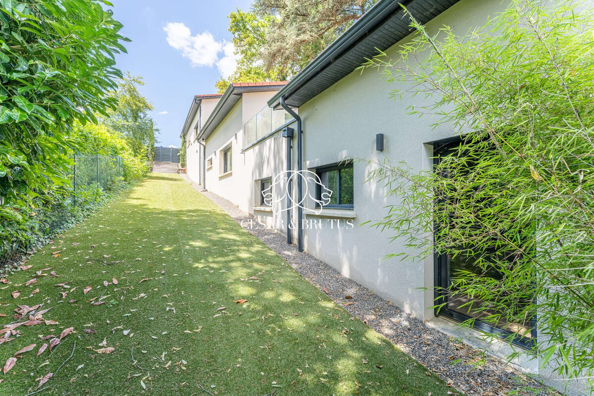 Maison 300 m² à Neyron  - photo 8