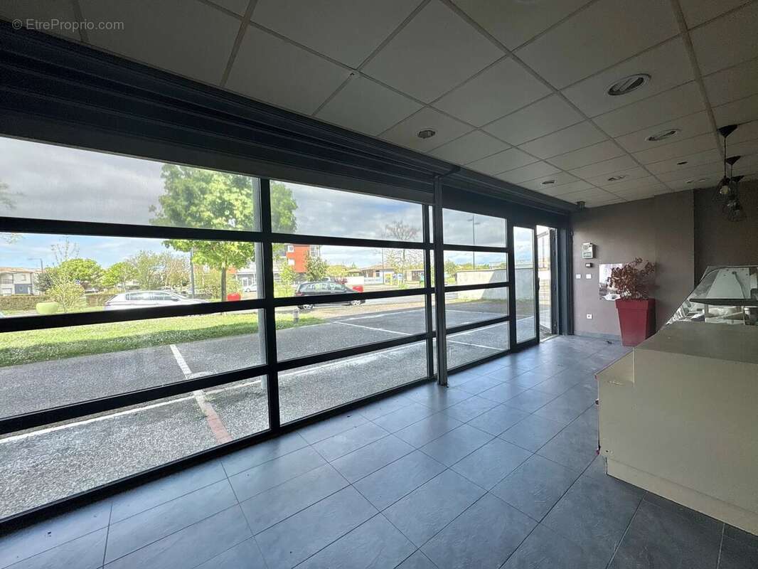 Commerce à LA SALVETAT-SAINT-GILLES