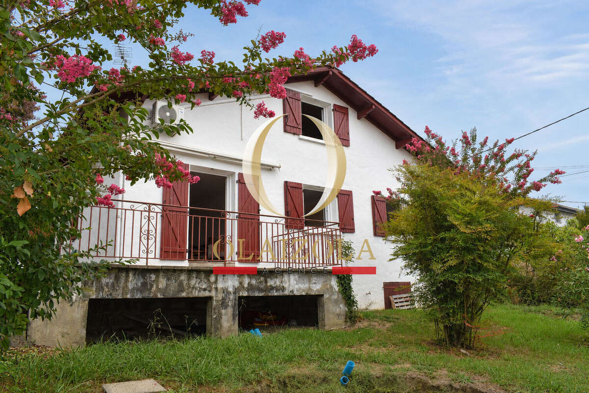 SAINT-JEAN-DE-LUZ - Maison familiale avec jardin et beau potentiel - photo 3