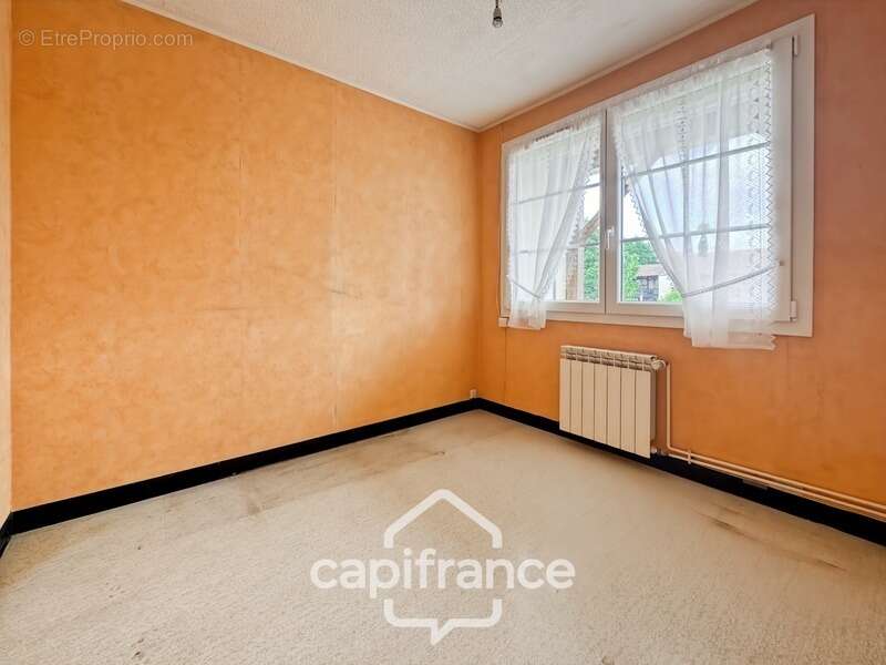 Maison de plain-pied 113 m² - 4 chambres avec fort potentiel à Tronchy - photo 9