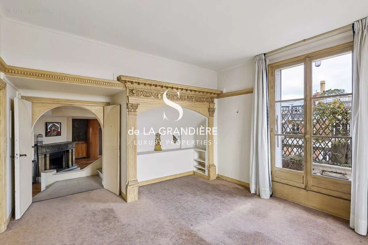 Appartement à PARIS-16E