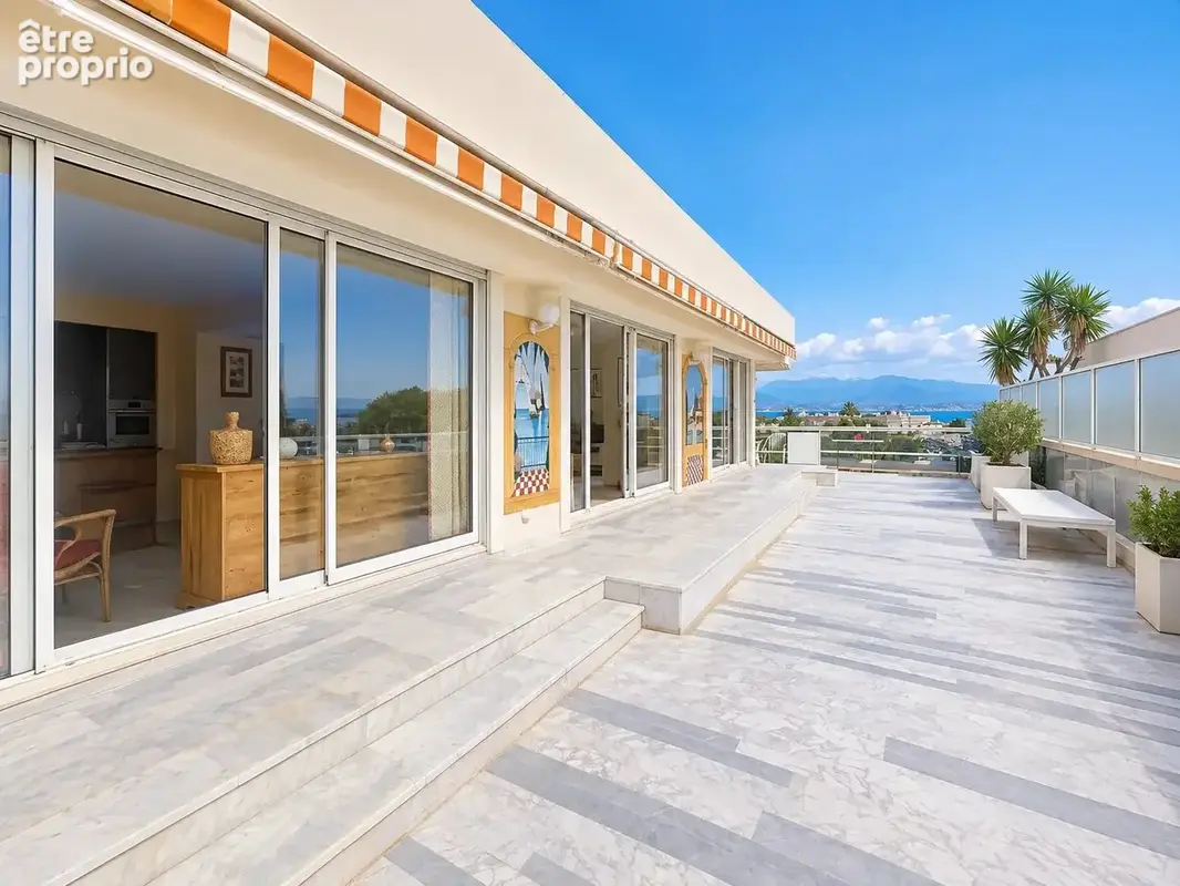DERNIER ÉTAGE – MAS DU TANIT – JUAN-LES-PINS Environ 90 m² • Terrasse de 100 m² • Triple exposition • Vues mer & montagnes • Pis - photo 2