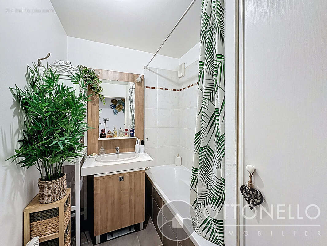 Appartement à ROQUEBRUNE-SUR-ARGENS