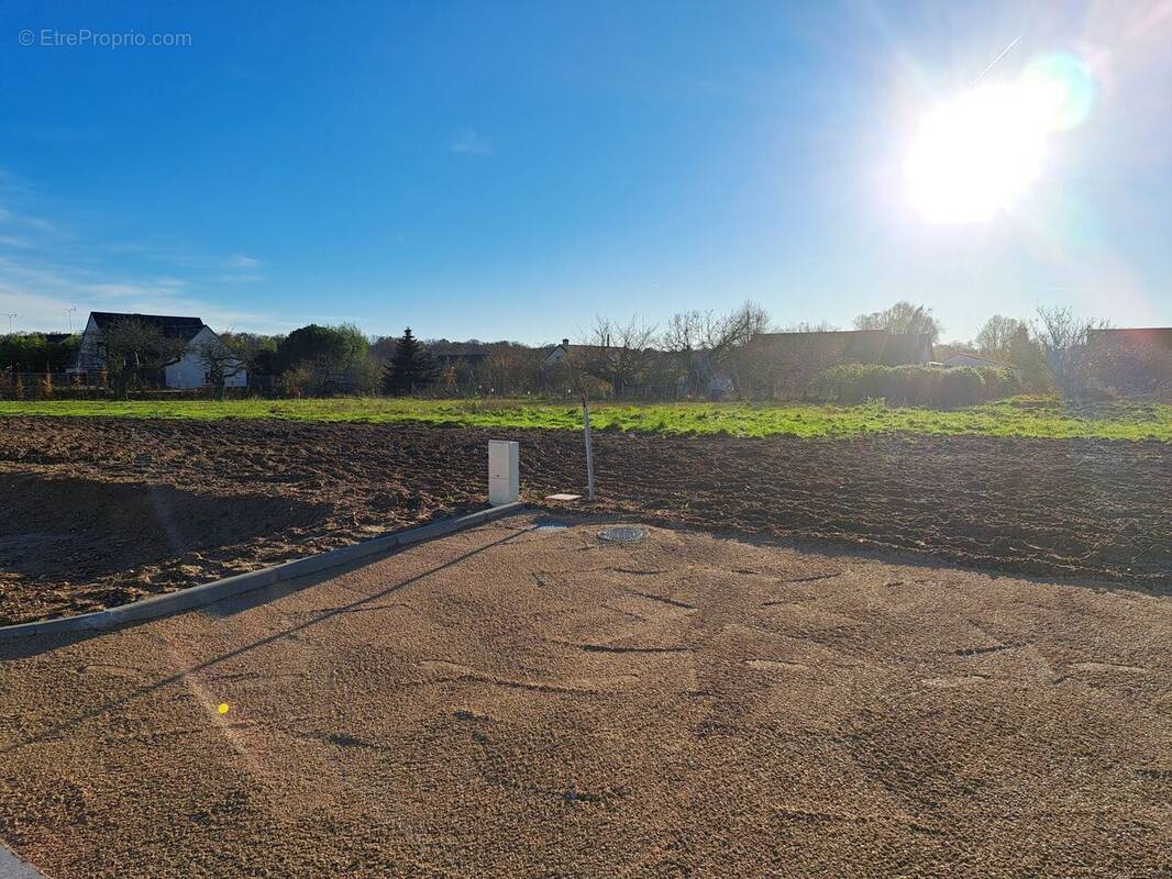 Terrain à MEZIERES-LEZ-CLERY