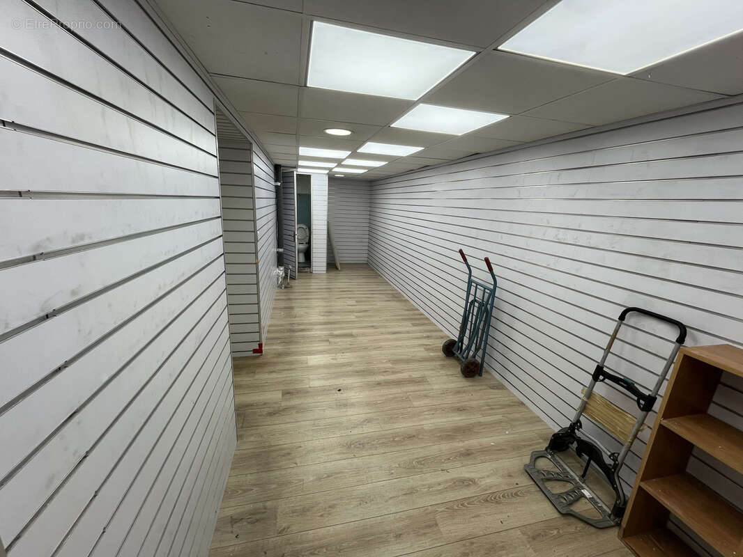 Local commercial rdc 116m2 + mezzanine 19m2 + sous-sol 80m2  rue tapis vert - photo 4