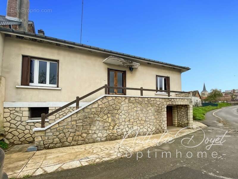 Maison à TAVAUX-ET-PONTSERICOURT