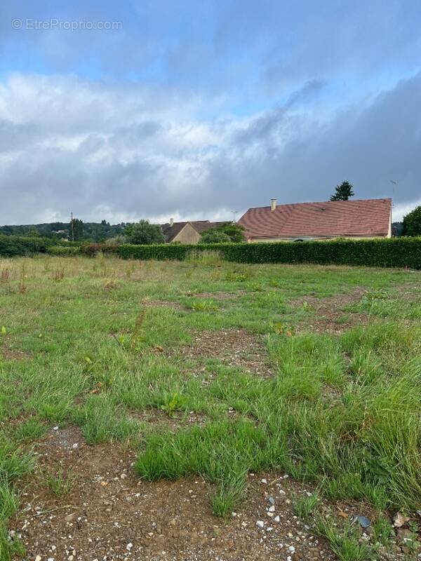 Terrain à LE CHEVAIN