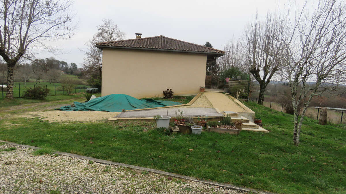 Maison de village (construction années 1990) avec grange et atelier / Terrain (env 2667m2) - photo 12