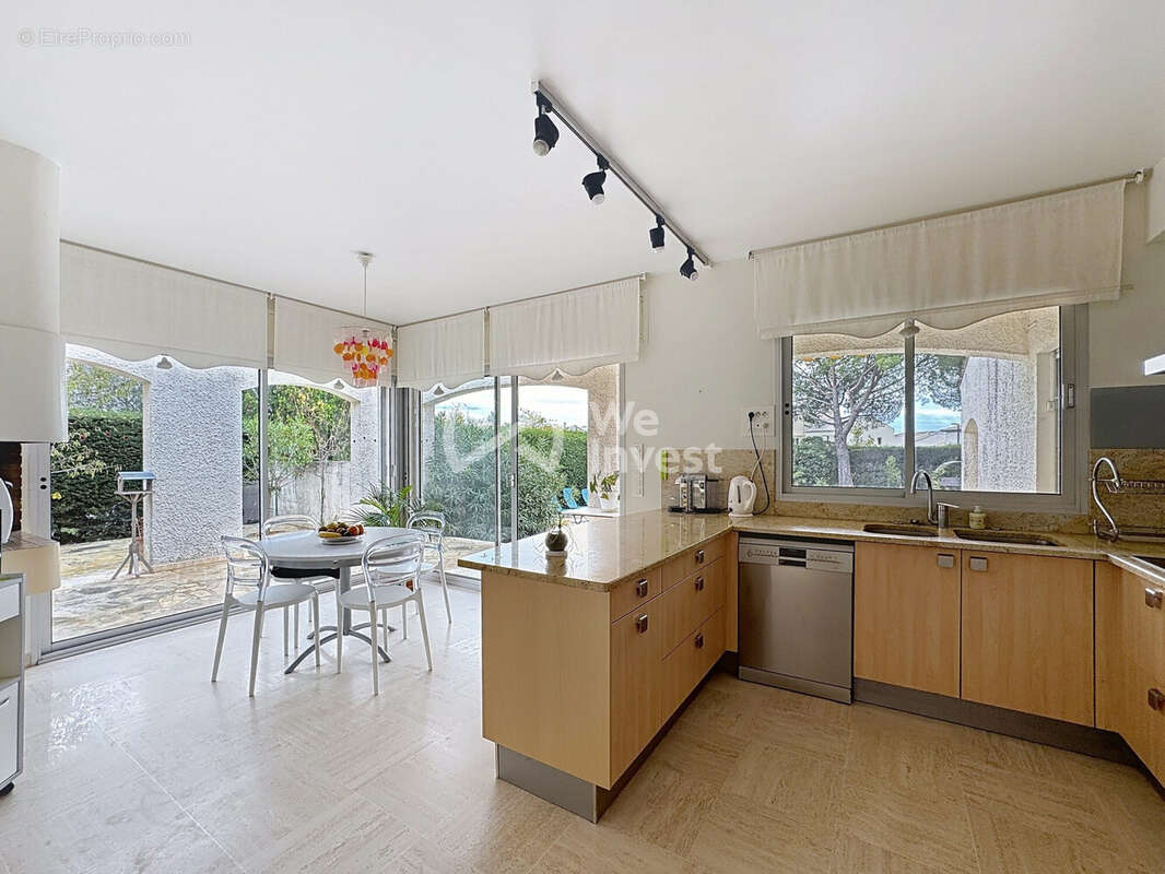 Maison 230 m² à Saint-Jean-De-Vedas  - photo 5