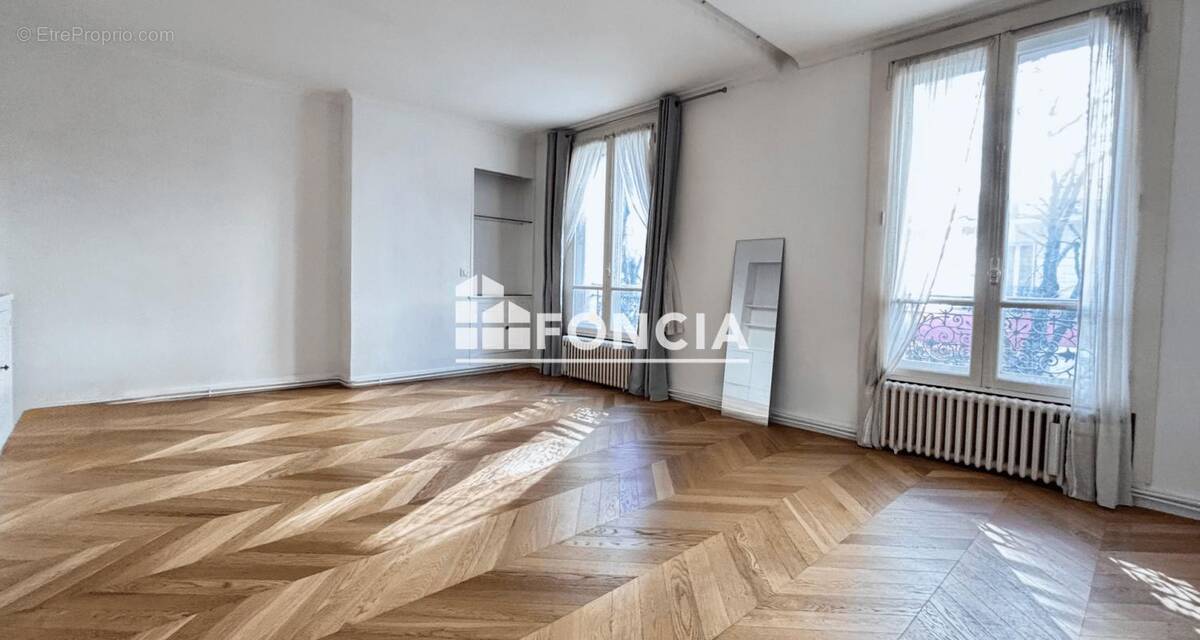 Appartement à PARIS-16E