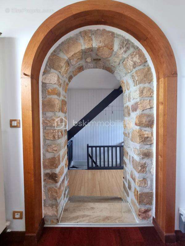 Charmante maison en pierre, 8 pièces, 4 chambres, garage, annexes, piscine !!! - photo 12