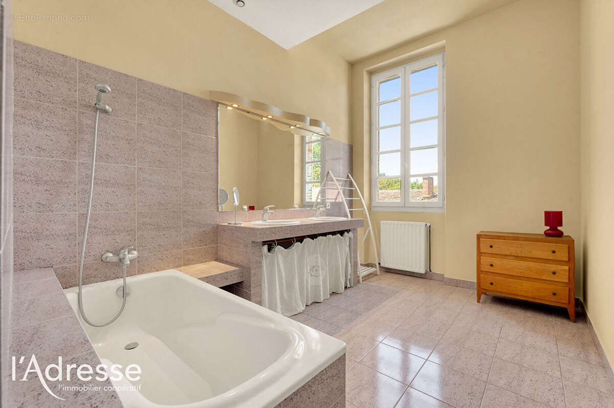 Exclusivité l'Adresse - Le BURGAUD - Maison de maître d'environ 290 m² avec parc arboré de 2 492 m², pigeonnier et dépendances - photo 9