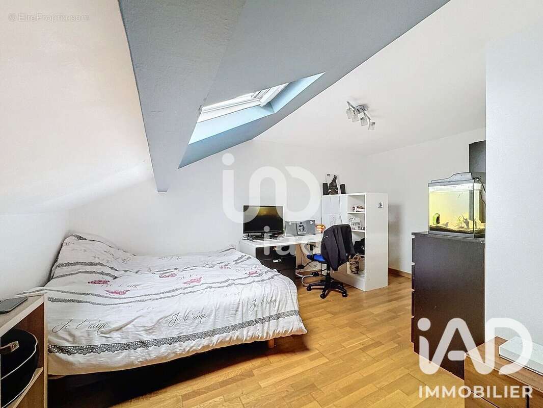 Maison 117 m² à Grisy-Suisnes  - photo 9